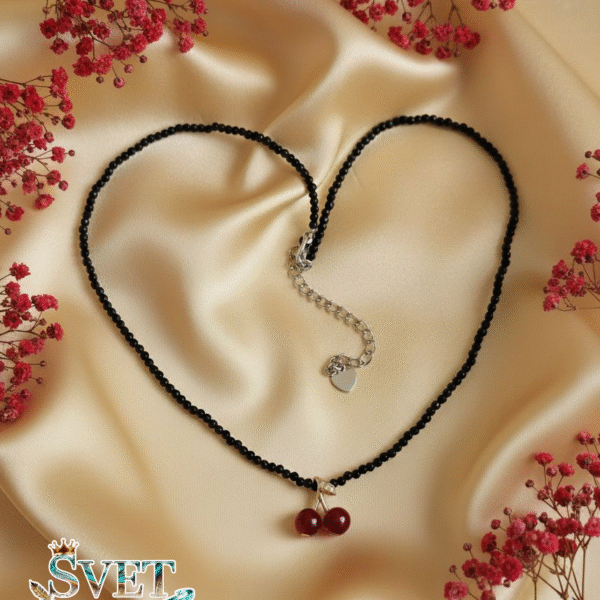 שרשרת עדינה עם חרוזי זכוכית שחורים עם דובדבן