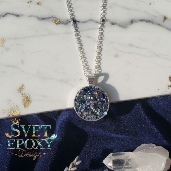 שרשרת קריסטלים בעבודת יד – עיצוב יוקרתי וייחודי | Svet Epoxy Design