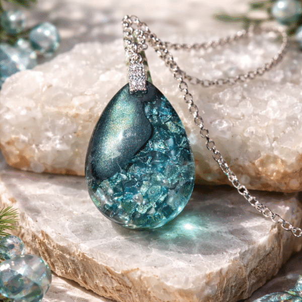 שרשרת עם תליון קריסטלי בגווני טורקיז