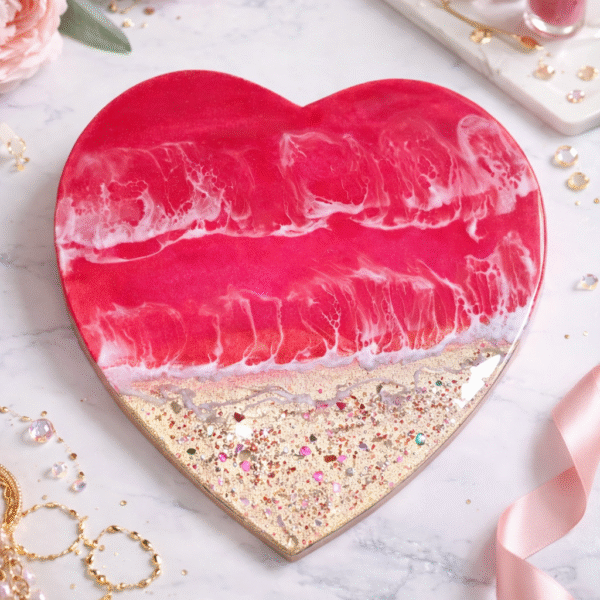 לב אפוקסי בעבודת יד – אמנות קיר ייחודית בעיצוב ים אדום